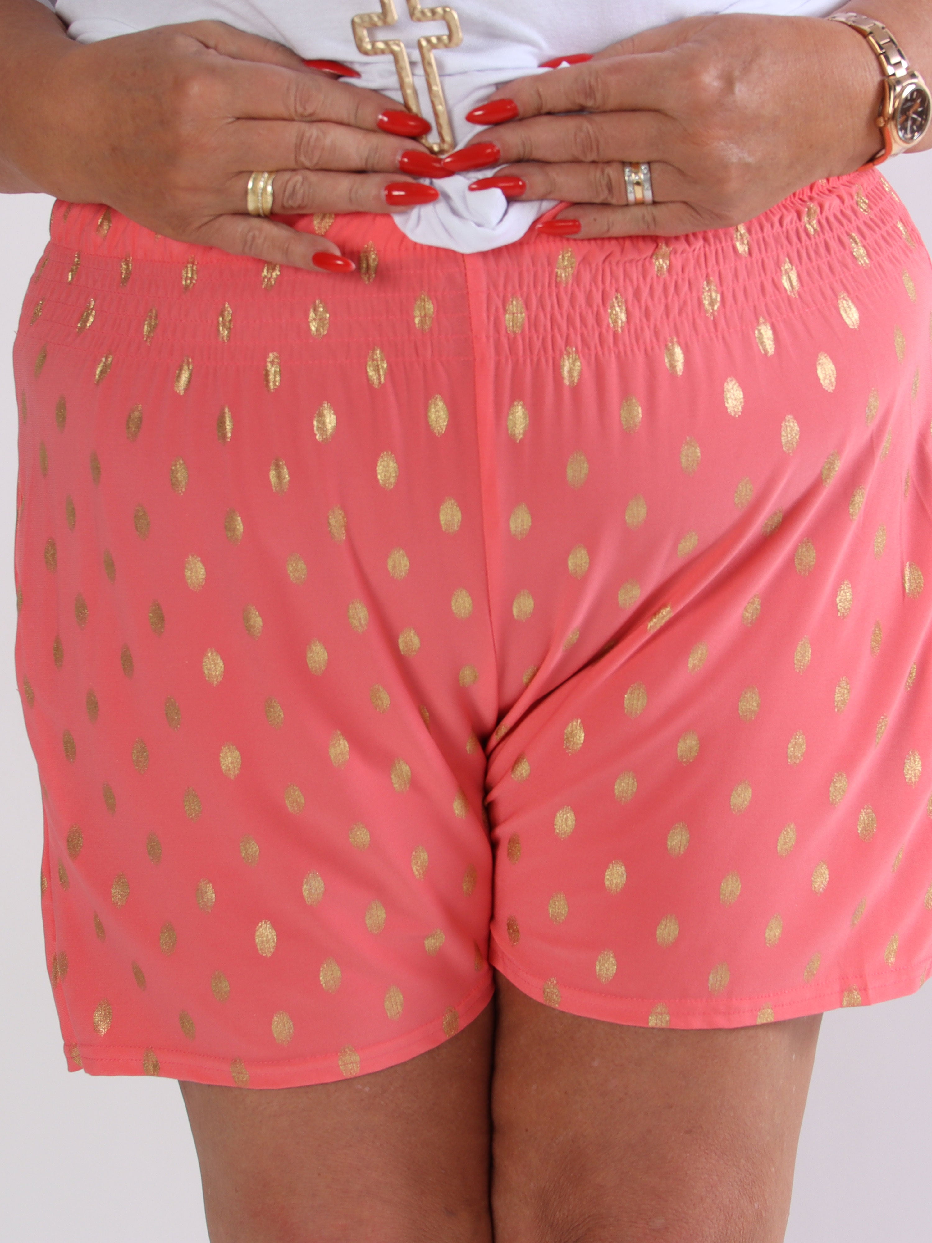 Pams Dot Shorts - Plus size shorts i elastisk stof med guld dutter